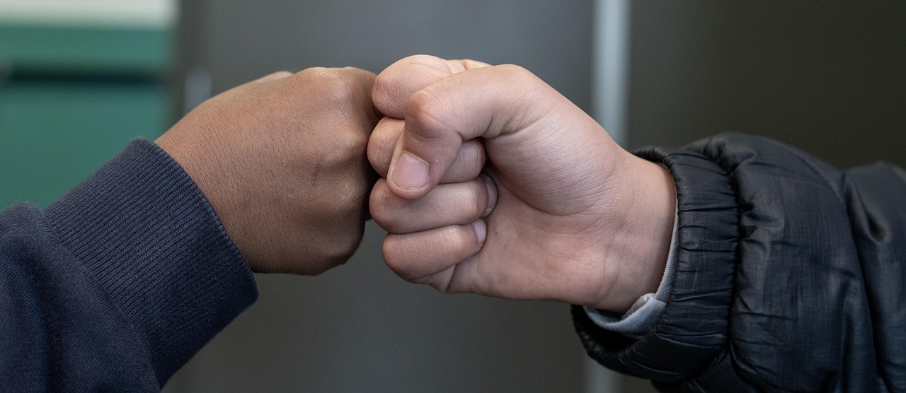 Una empresa puede cambiar positivamente la vida de muchos niños hands, together, collaborate, people, relation, child, connection, communication, group, friendship, friends, help out, teamwork, team, support, boxing, appointment